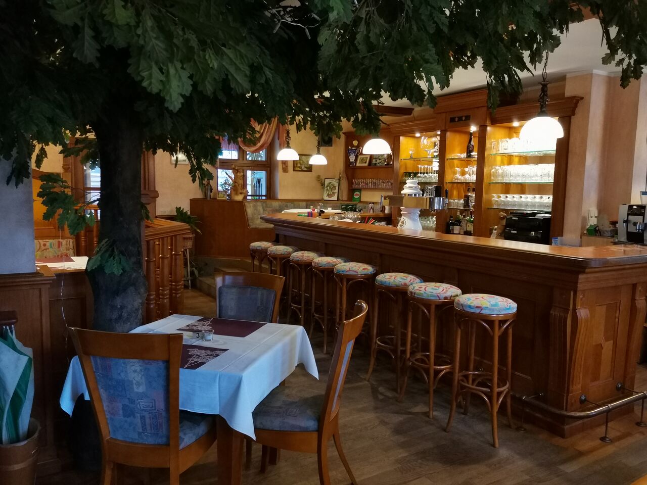 Gemütliche Theke an der Eiche