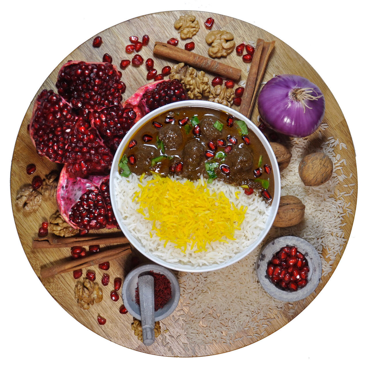 RISO CON NOCI
Riso, zafferano. noci, carne macinata, salsa di melograno, olio di oliva
Vegetarian= senza carne