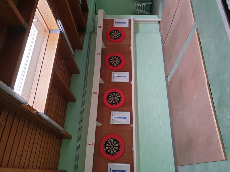 6 dartsborden in de zaal