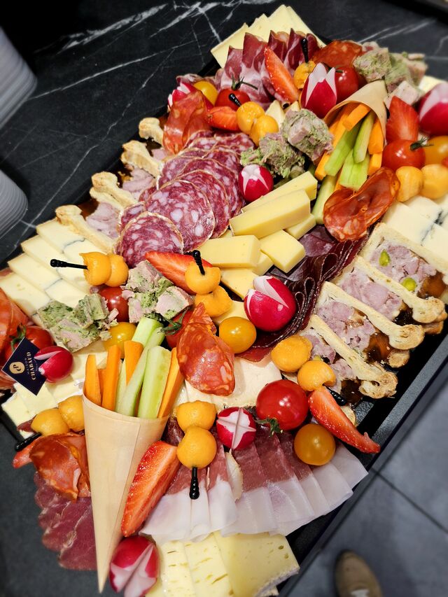 Planche de charcuteries, fromages & crudités