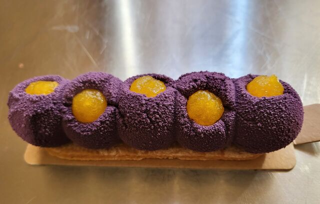 Tartelette pâte sablée ganache montée chocolat noir insert ganache framboise et coulis fruit de la passion 