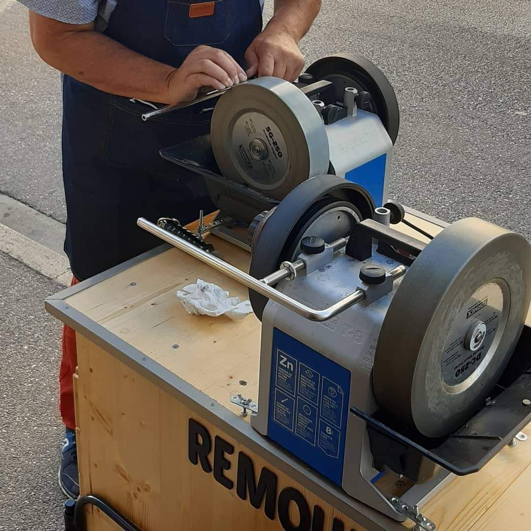 Pour l'entretien de vos couteaux et tout autres outils tranchants que vous me confiez, je travail avec des tourets à eau 92tmn