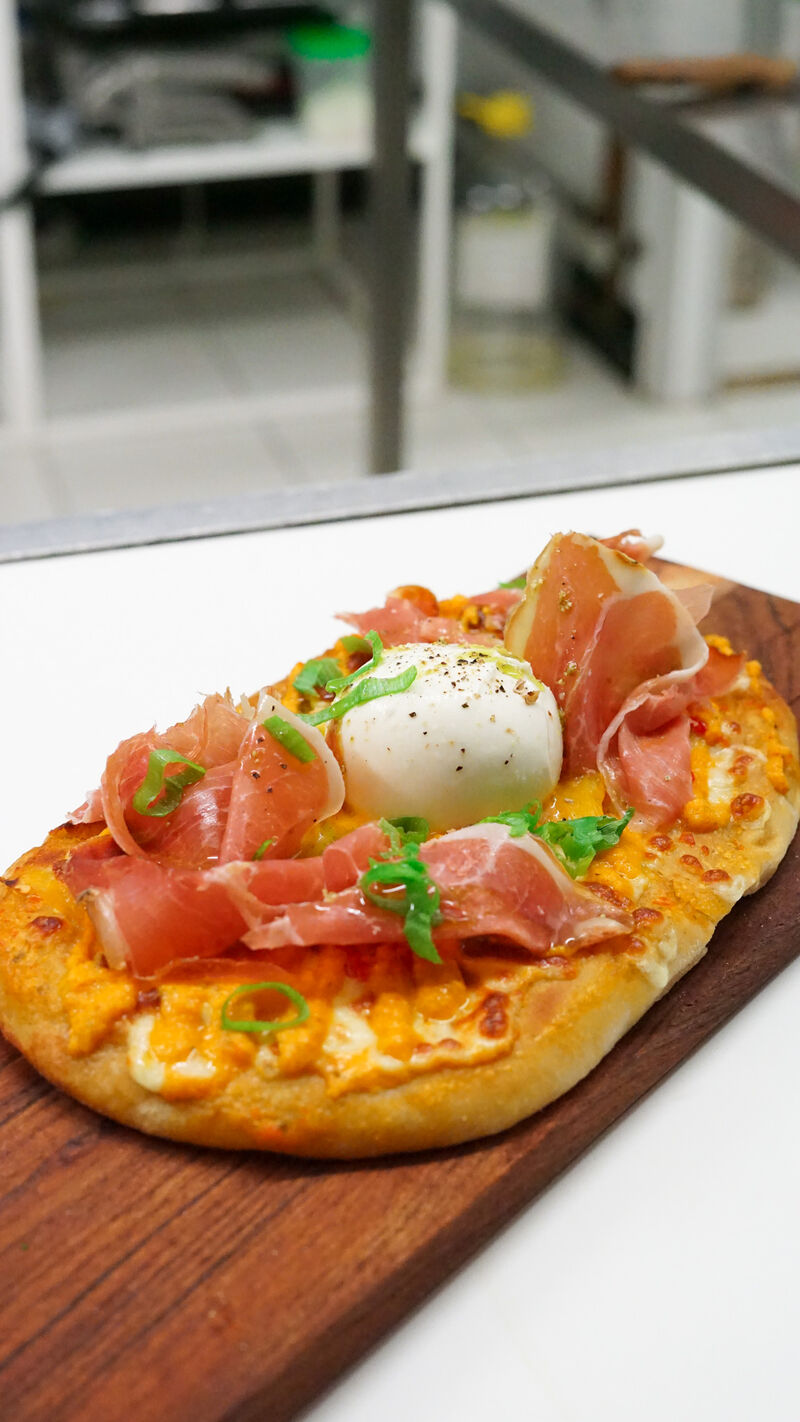 Pinsa, buratta crémeuse et jambon de pays 