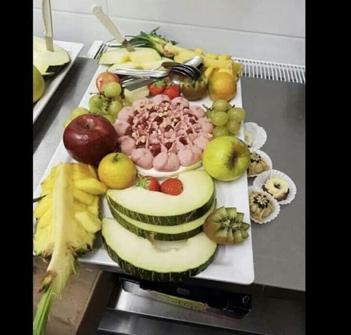 Fruit de saison avec de la meringue glacée 