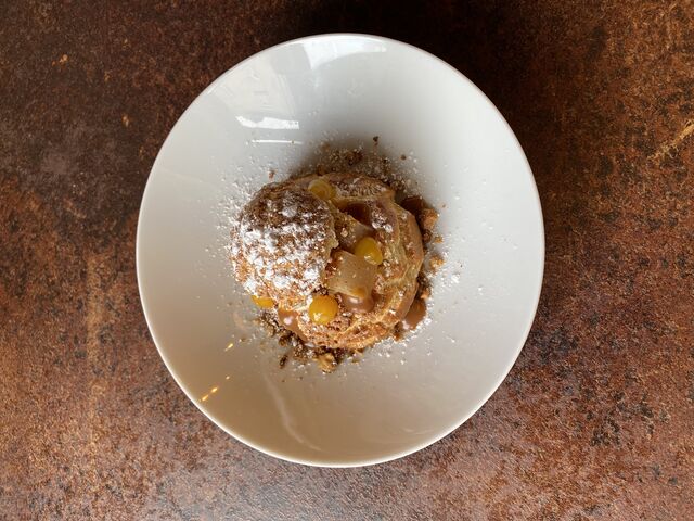 Chou craquelin, mousseline pralinée, poire pochée et condiment mangue-passion