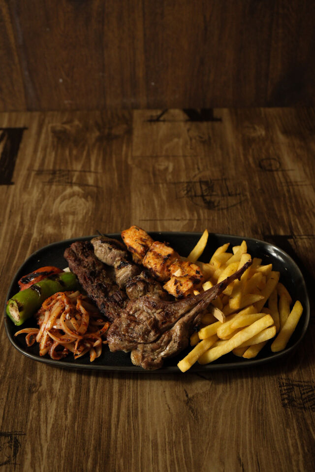 Brochettes de poulet, agneau, adana, côtelettes d’agneau