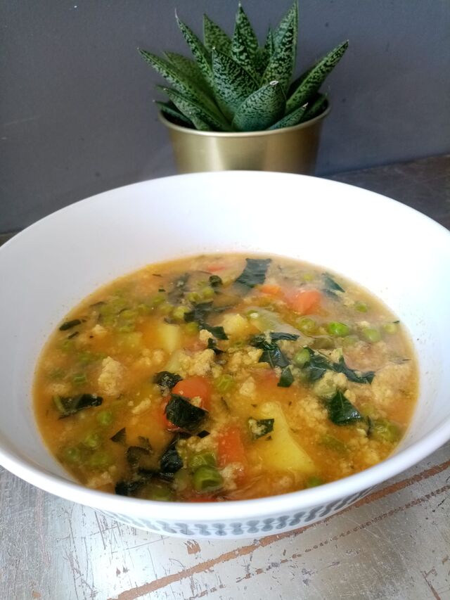 Proljetno varivo s graškom, noklicama i piletinom .