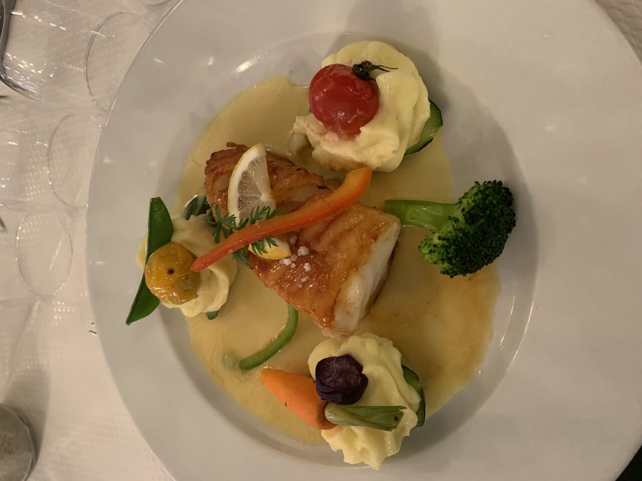 Dos de cabillaud laqué au miel à l'écraser de pommes de terre