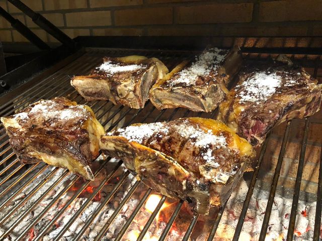 Txuleta parriean erretzen