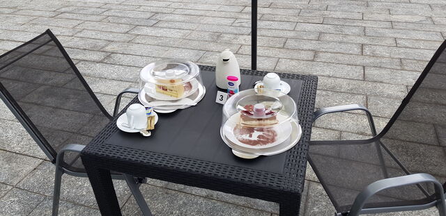 Unsere feinen Torten kommen im Aussenbereich abgedeckt auf den Tisch 