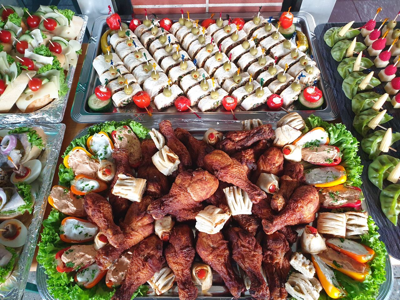 Wrap Happen, gefüllt mit Lachs & Gemüse
Hähnchenkeule mit verschiedenen Dips