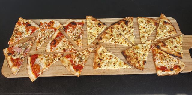 Part de pizza servie sur plateau