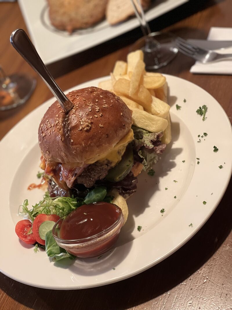 Hovězí burger - prorostlý hovězí mletý krk 200g s grilovanou cibulkou, rajčetem, cheddarem a hranolky s česnekovým dipem