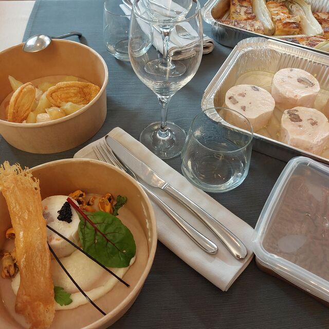 Menu du jour, plats de la carte à emporter, sur réservation