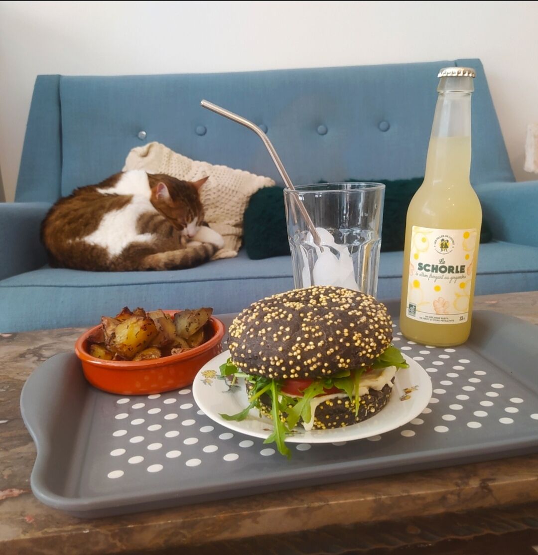 Burger végétarien et ses pommes de terre rôties au four. Accompagné d'un jus pétillant bio local gingembre-citron 😋