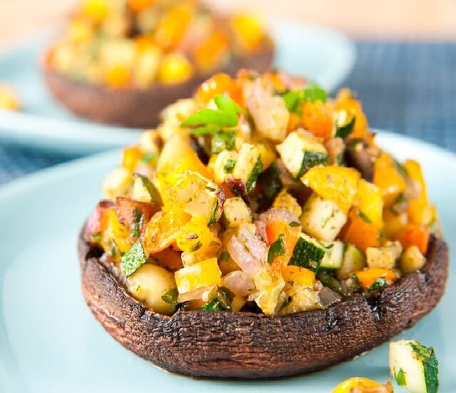 Champiñones rellenos de verdura, seviche de langostino y mango