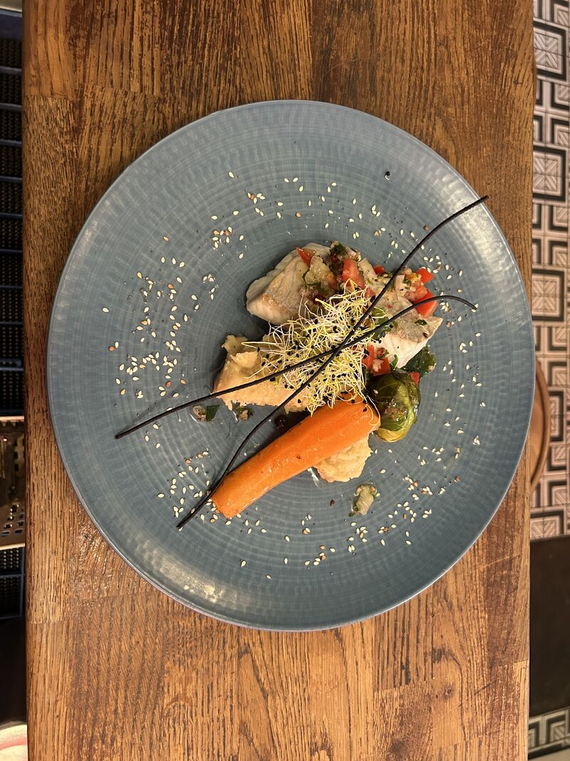 Poisson du jour nacré, Houmous de Mogette IGP, sauce vierge