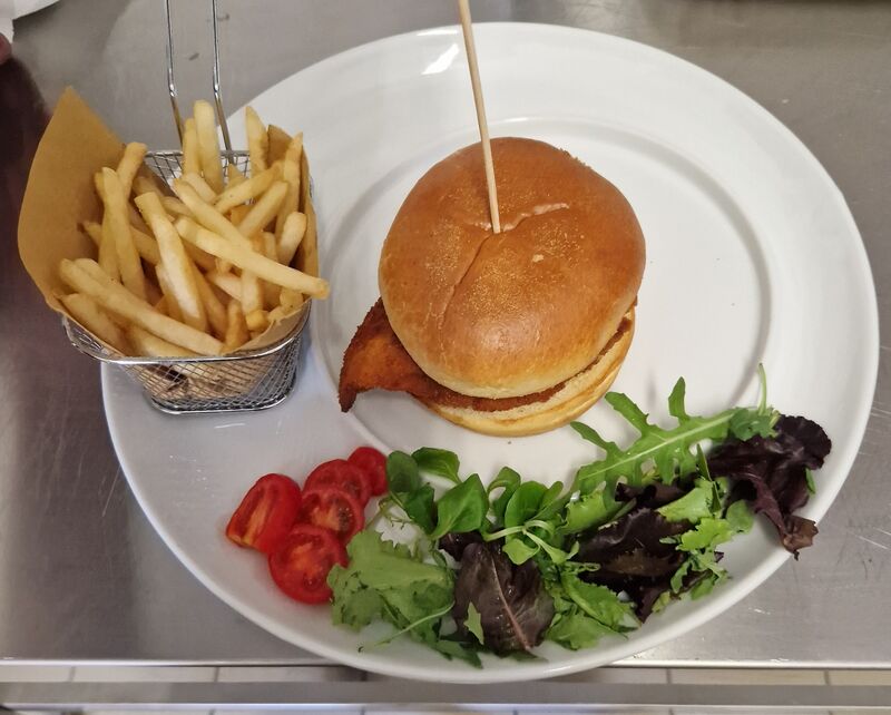 PANINO CON COTOLETTA E PATATINE FRITTE