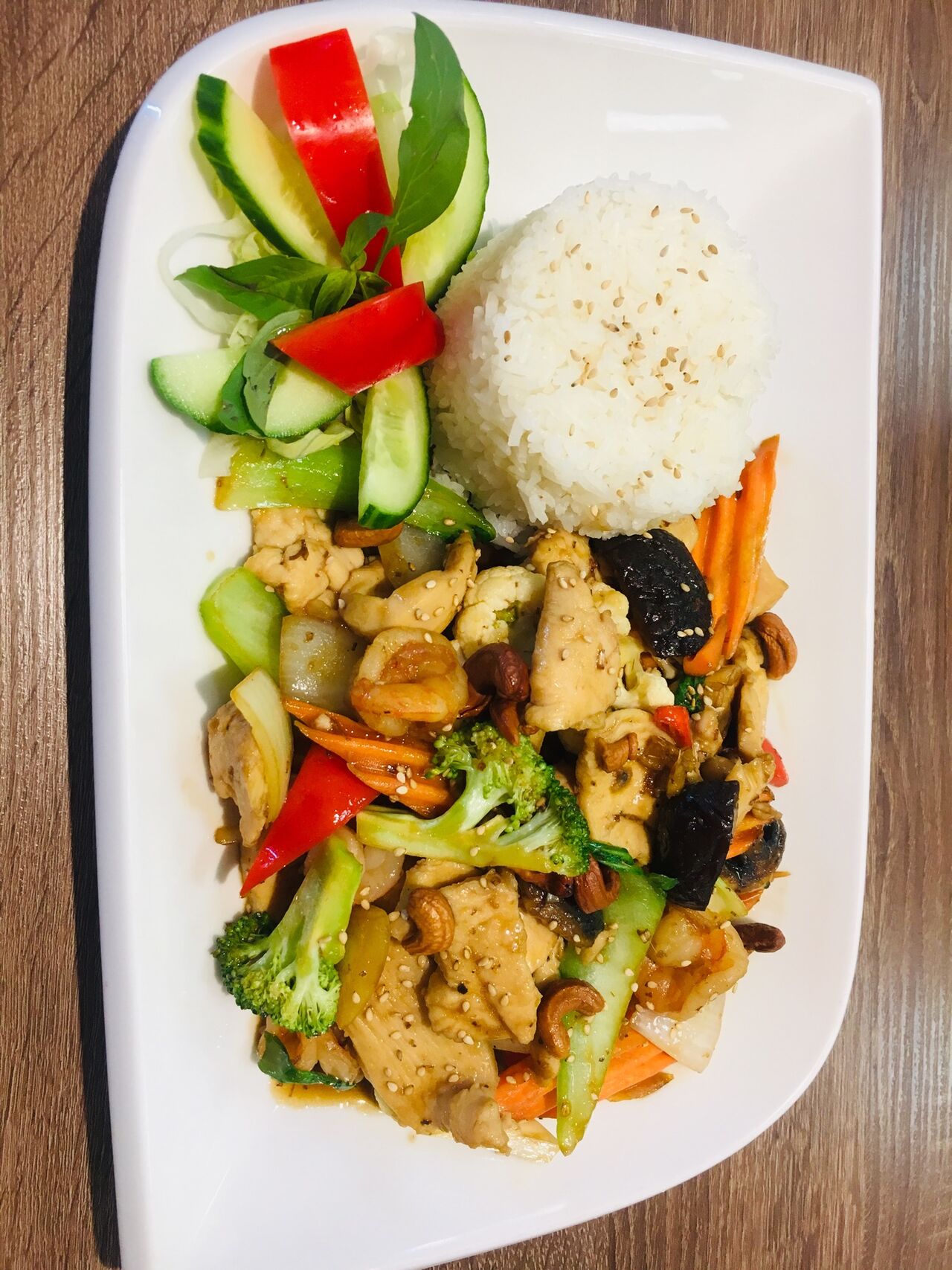 Ga xào xả ớt.
Gebraten Hähnchen Brust Filet mit frischen Zitronen Grass , frisches Gemüse serviert mit Reis od. Nudeln (scharf)