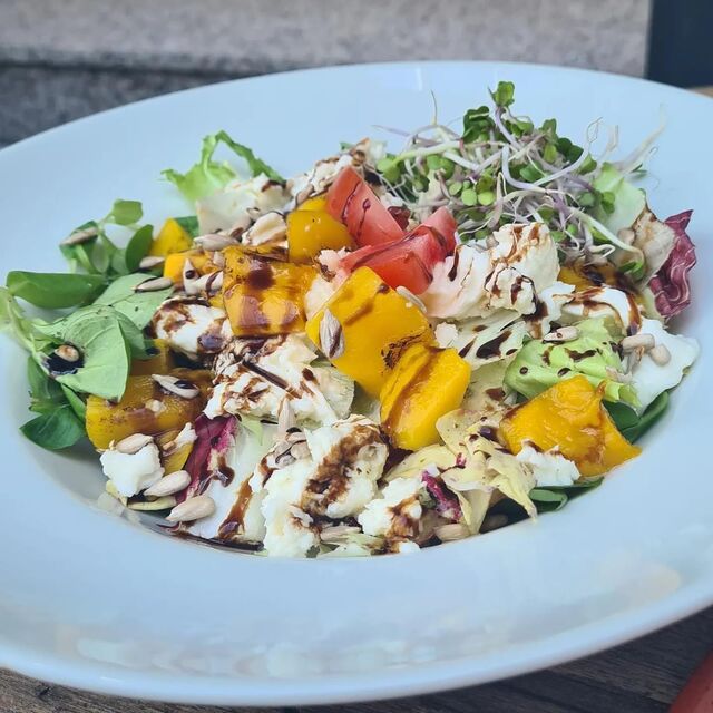 Salát s grilovaným mangem