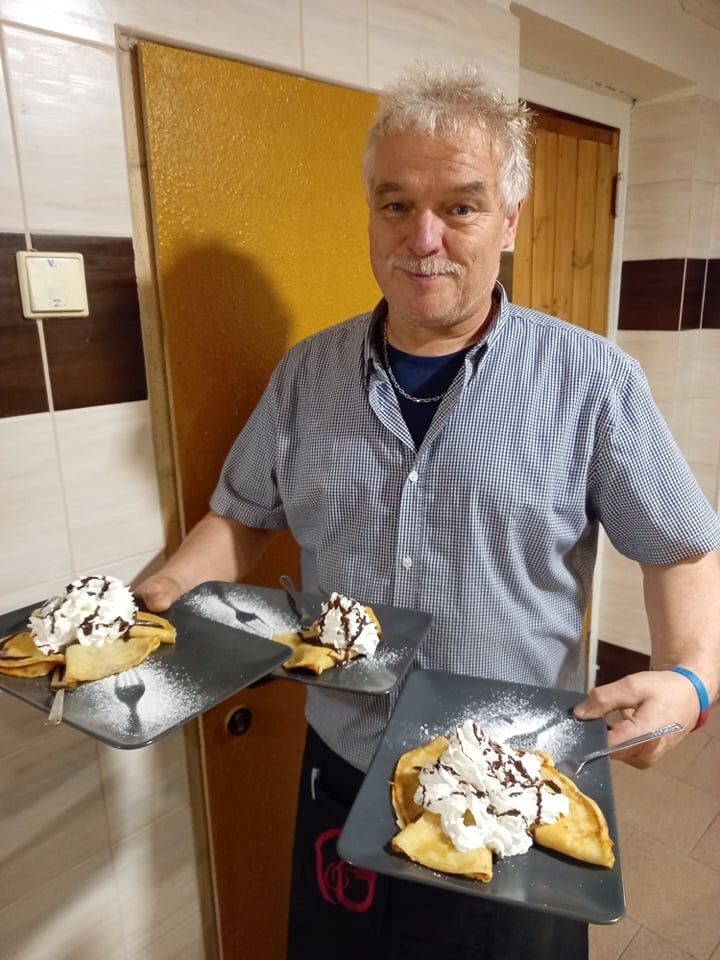 Ke kávě nebo jen tak pro uspokojení chuťových pohárků nabízím naše palačinky s ovocným džemem, šlehačkou a čokoládovou polevou. 