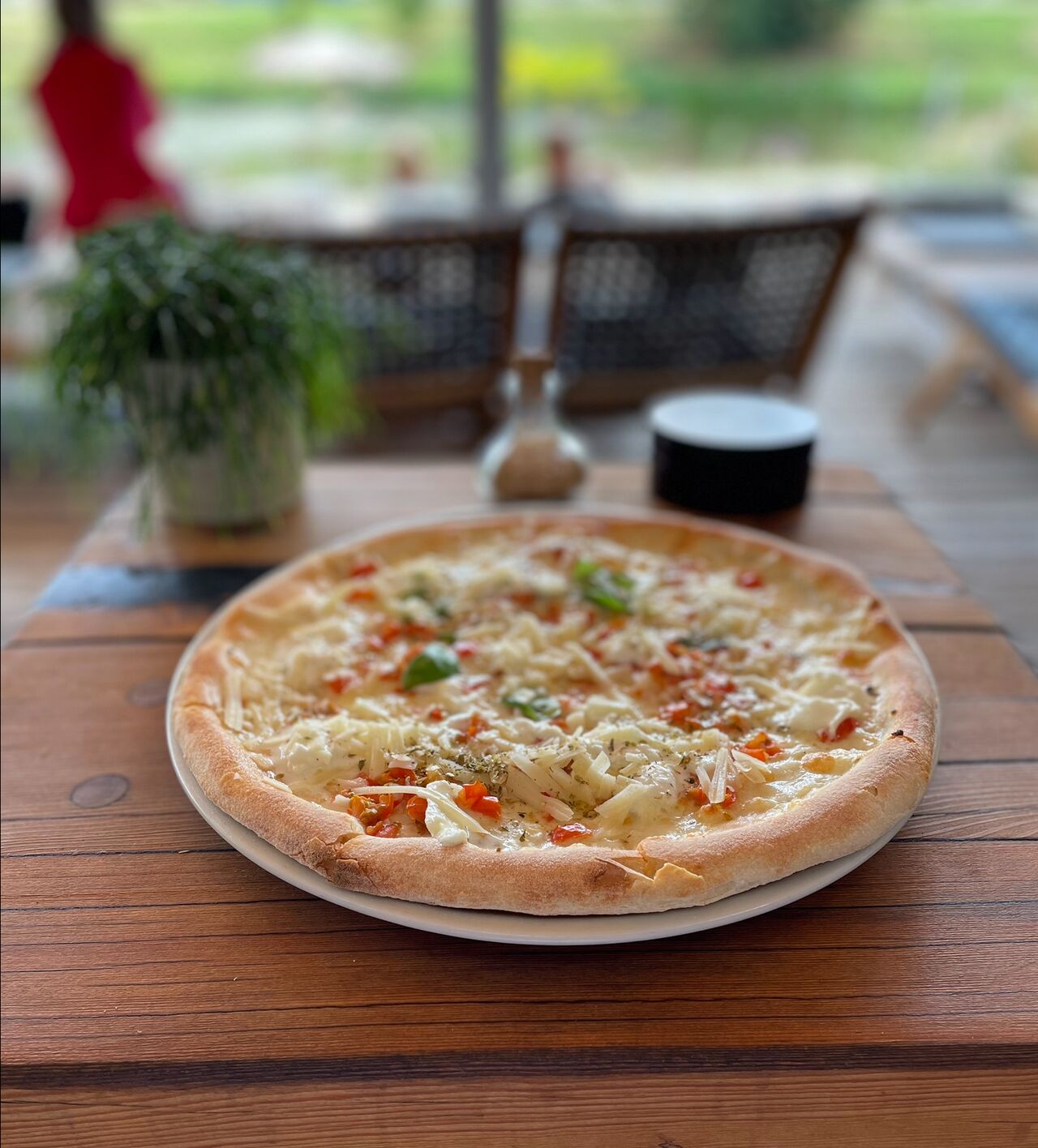 frisch zubereitete Pizza