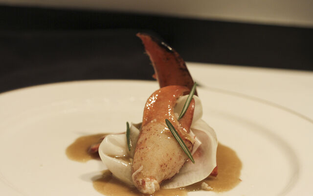 Entrée froide: homard / pickles de navets / romarin