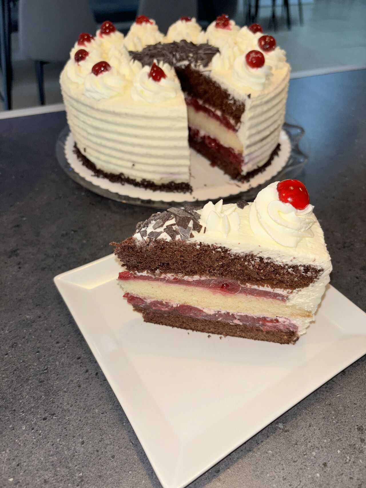 Schwarzwälder-Kirsch Torte (auch mit Alkohol erhältlich)