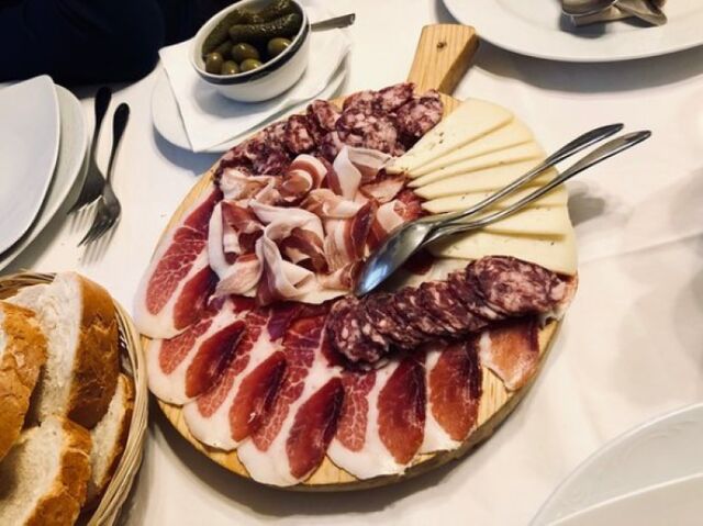 Istarski narezak ( istarski pršut, kobasice od divlje svinje, domaća panceta i ovčji sir )