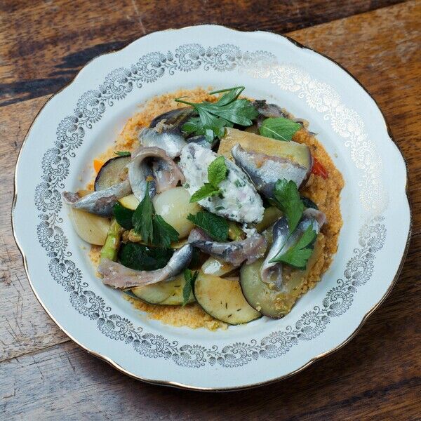 Semoule fine, fumé de poisson safrané, quenelle de fêta, capucines, caviar d'aubergine et sardines fraîches 