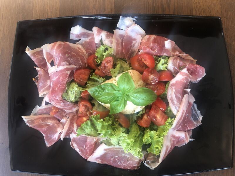 Mozzarella di bufala aus Napoli mit edlem prosciutto crudo