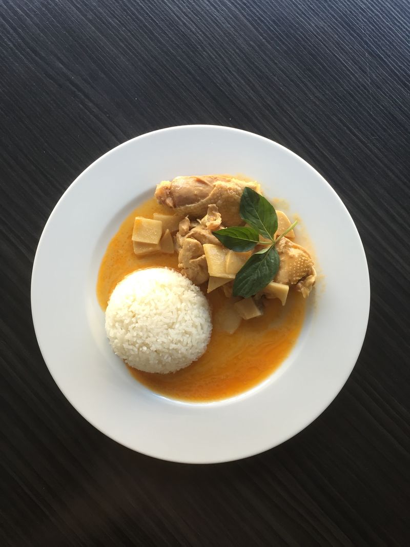 Poulet au curry rouge (lait de coco) accompagné de pouces de bambou