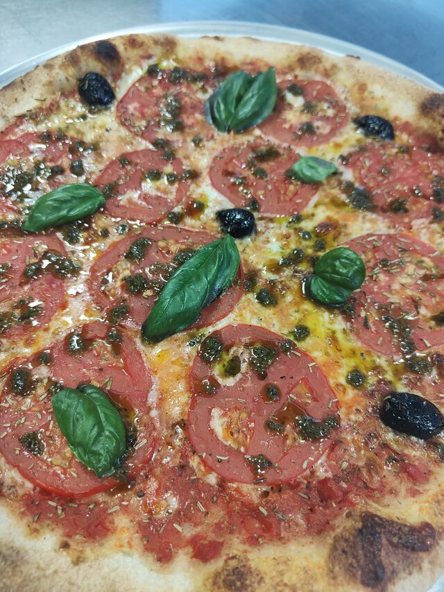 La pizza du moment : la pizza de l'été
Base tomate, mozza, tomates fraîches, pistou, basilic frais et olives