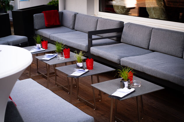 Unsere Außenterrasse ist ganzjährig geöffnet. Im Winter haben wir für kuschelige Abende Decken und Heizstrahler.