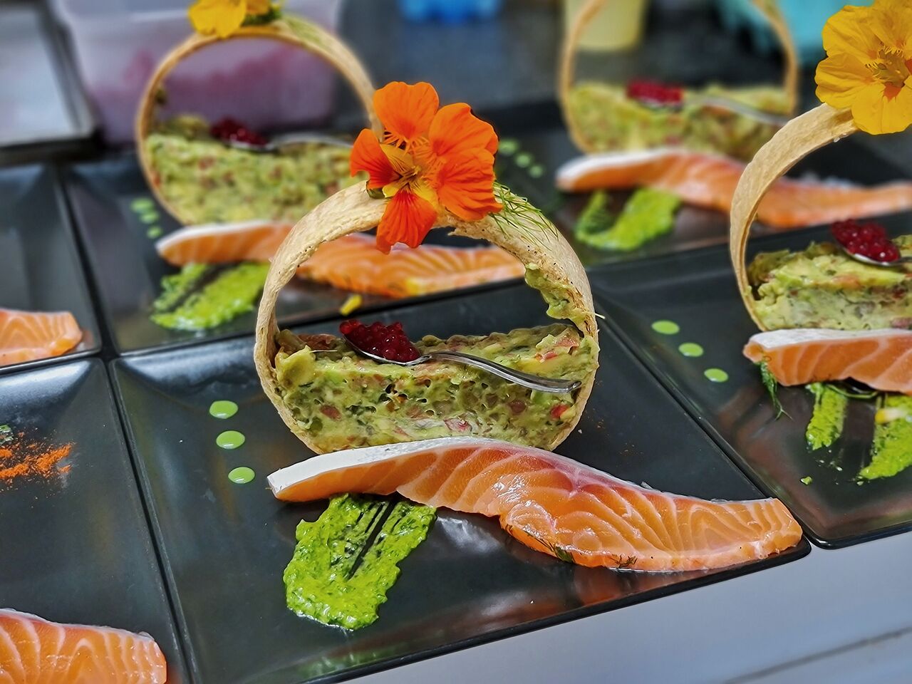 Tartare saumon et avocats, perles moléculaire de framboises