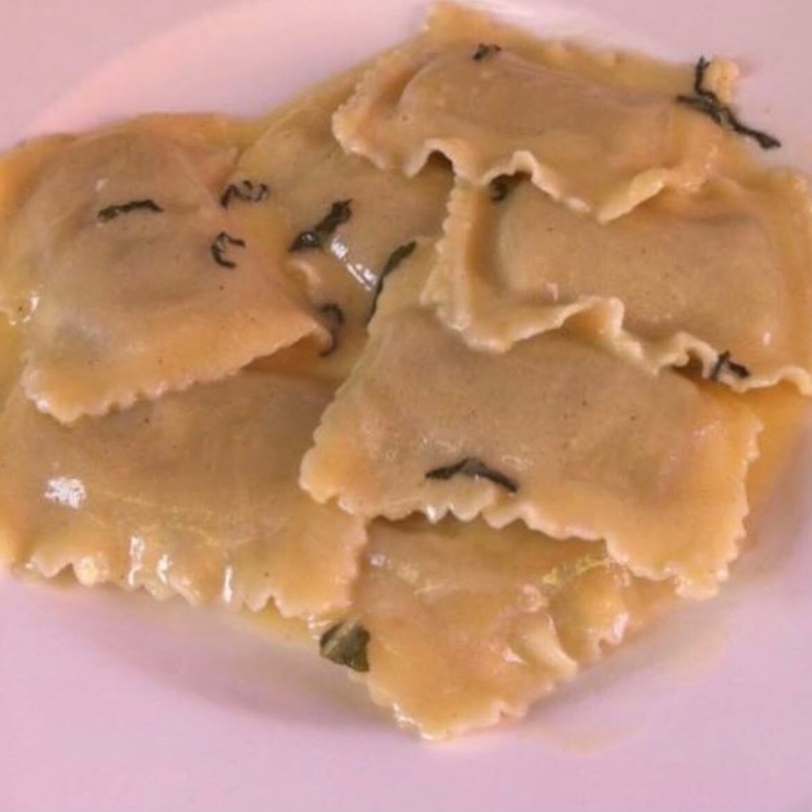 Spinat-Ravioli in Salbeisauce 