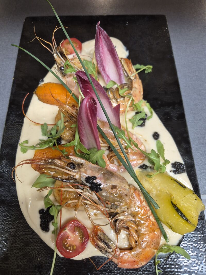 Duo de Saint-Jacques et gambas, velouté de céleri-rave truffé, légumes