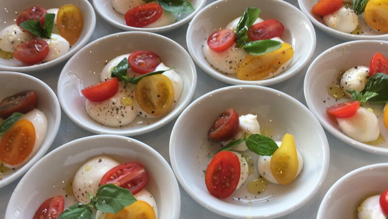 Reeptiehapje/Burrata met tricolore van tomaat