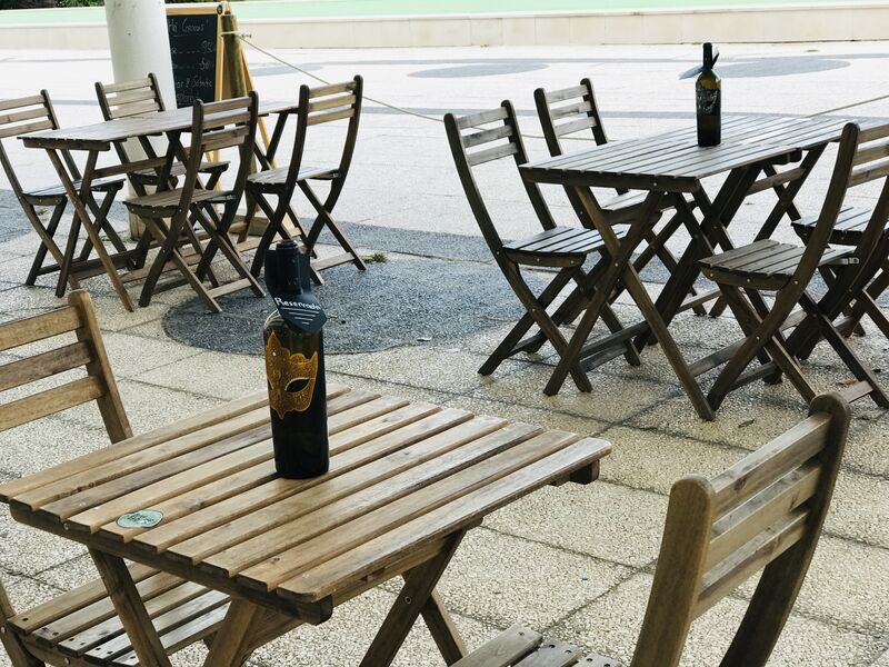 Esplanada ampla, em espaço verde com vista para o lago.