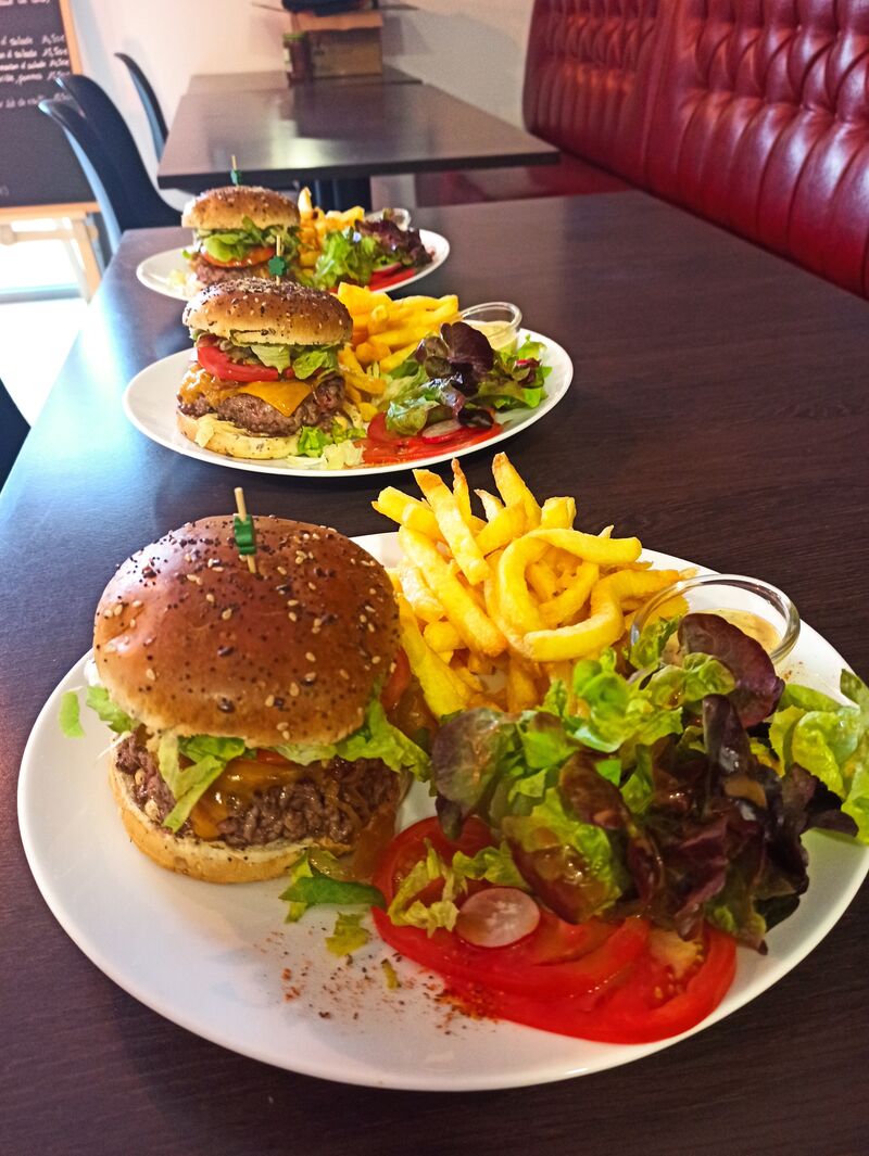 Burger (steak façon bouchère, tomate, fromage, confit d'oignon, salade)
et frites maison