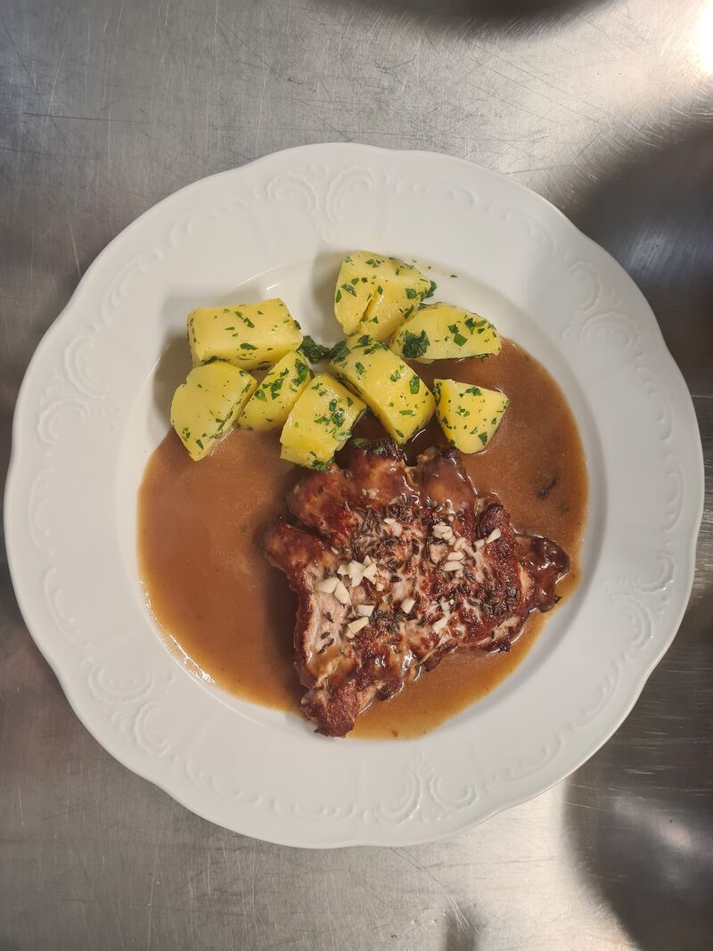 Knoblauchkotelett mit Petersilkartoffeln