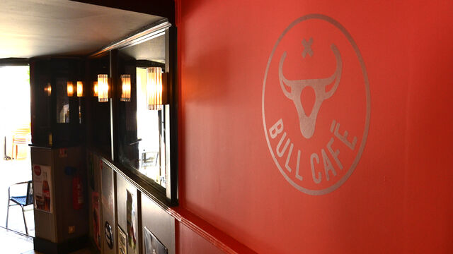 Couloir entre la première et la seconde salle du Bull Café