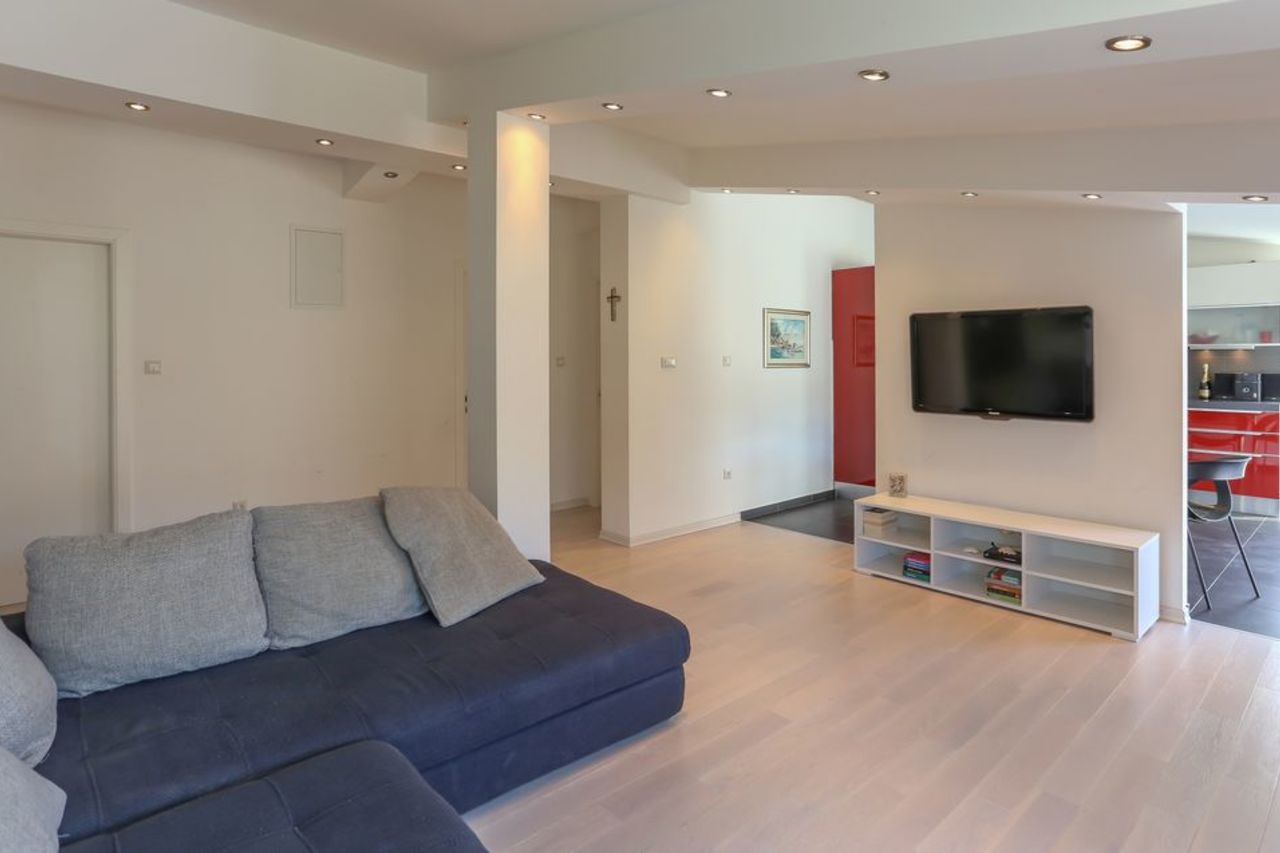 Spacious living room