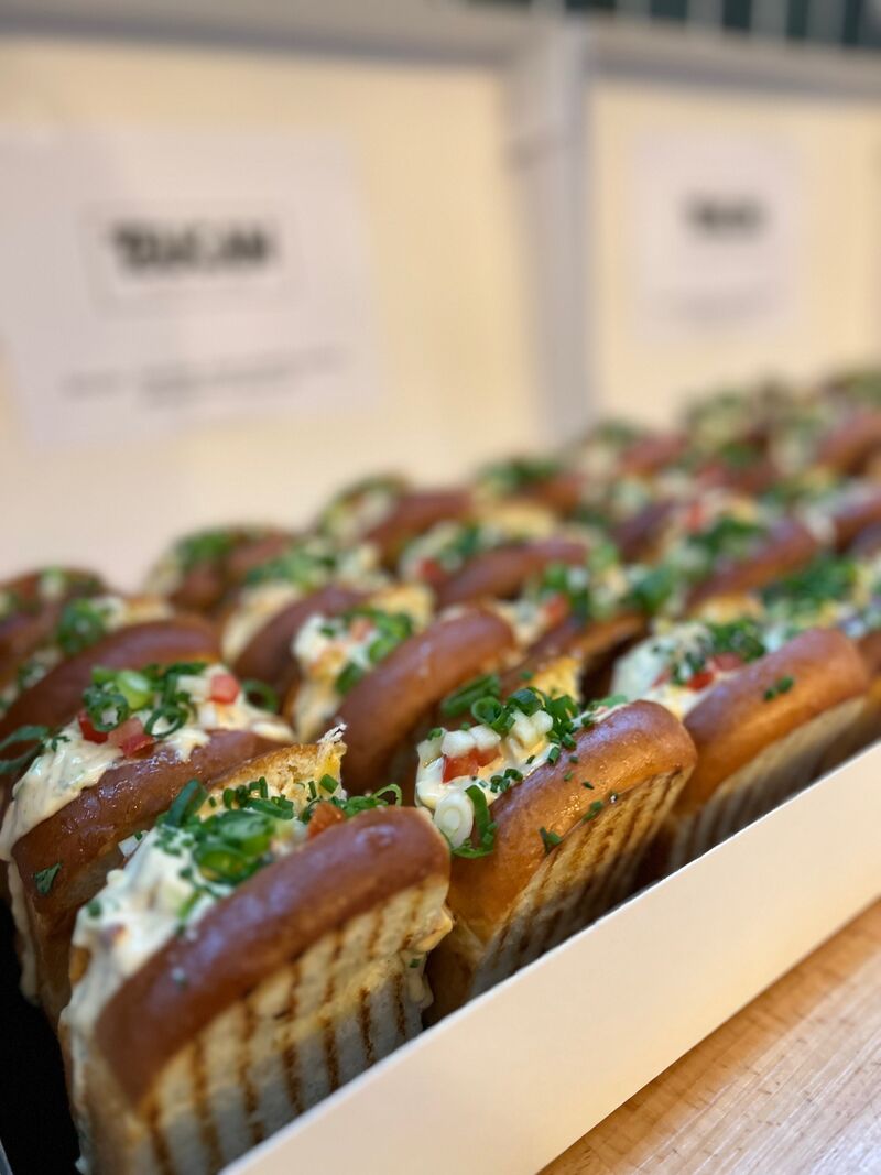 Brioché au gambas citron vert gingembre, pickles de légumes et herbes fraiche. Box brunch pour vos evenements