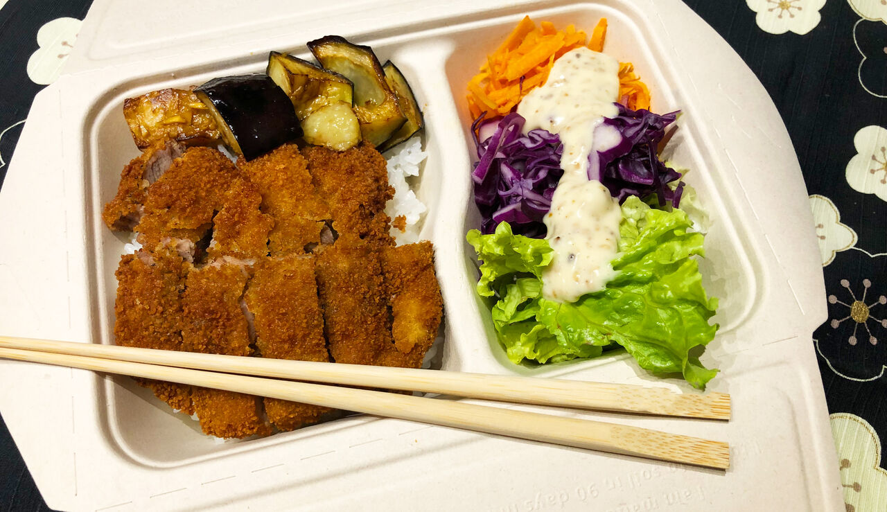 Tonkatsu, aubergine frite à la sauce sucrée salée, salade à la sauce mayonnaise et sésame