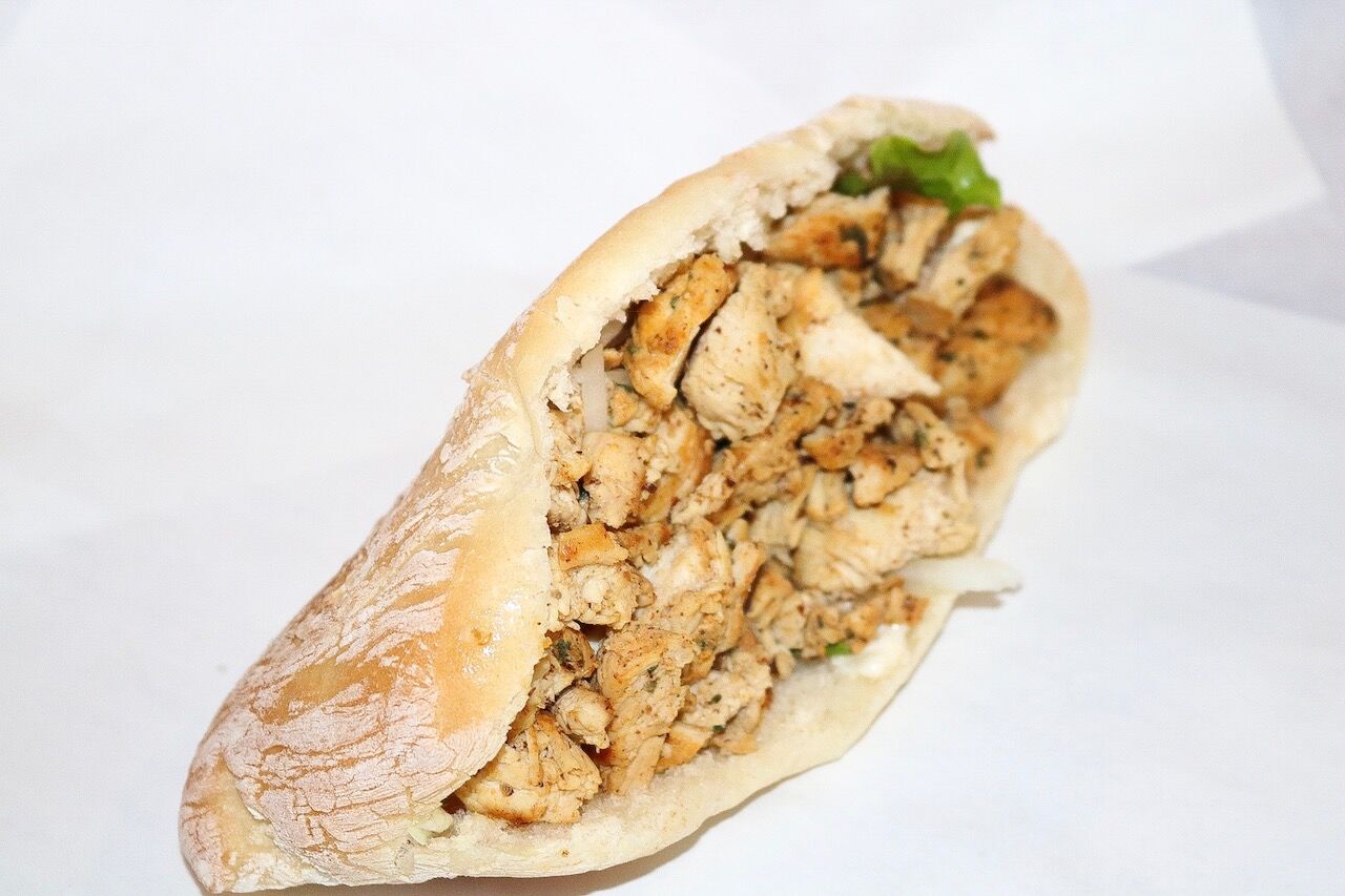 Sandwich chicken ( blanc de poulet mariné maison). seul: 5€
Menu frites+boisson 33cl: 6€