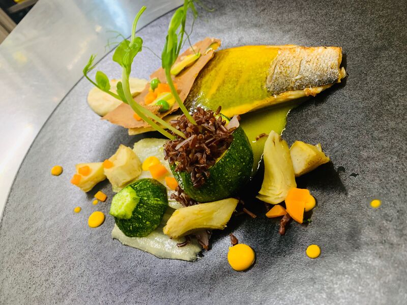 Filet de bar, jus à la passion , fenouil artichauts et riz sauvage