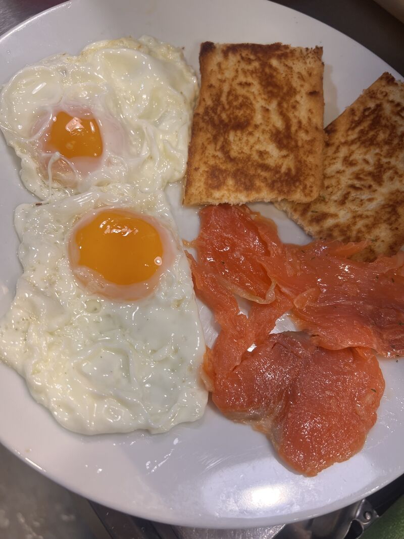 Huevos con salmón y tostadas 