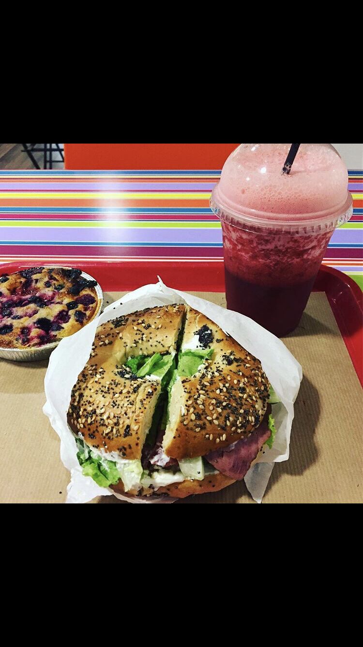 bagels Liberty; smoothie blue et tourte aux fruits rouges