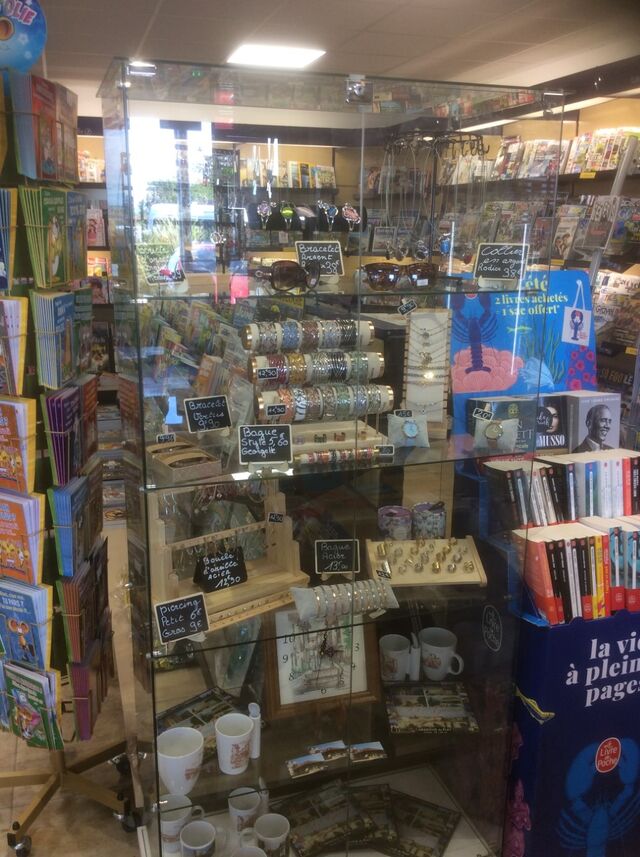 Nous avons une gamme large concernant les femmes également pour enfants
nous avons aussi des souvenirs de Pujols